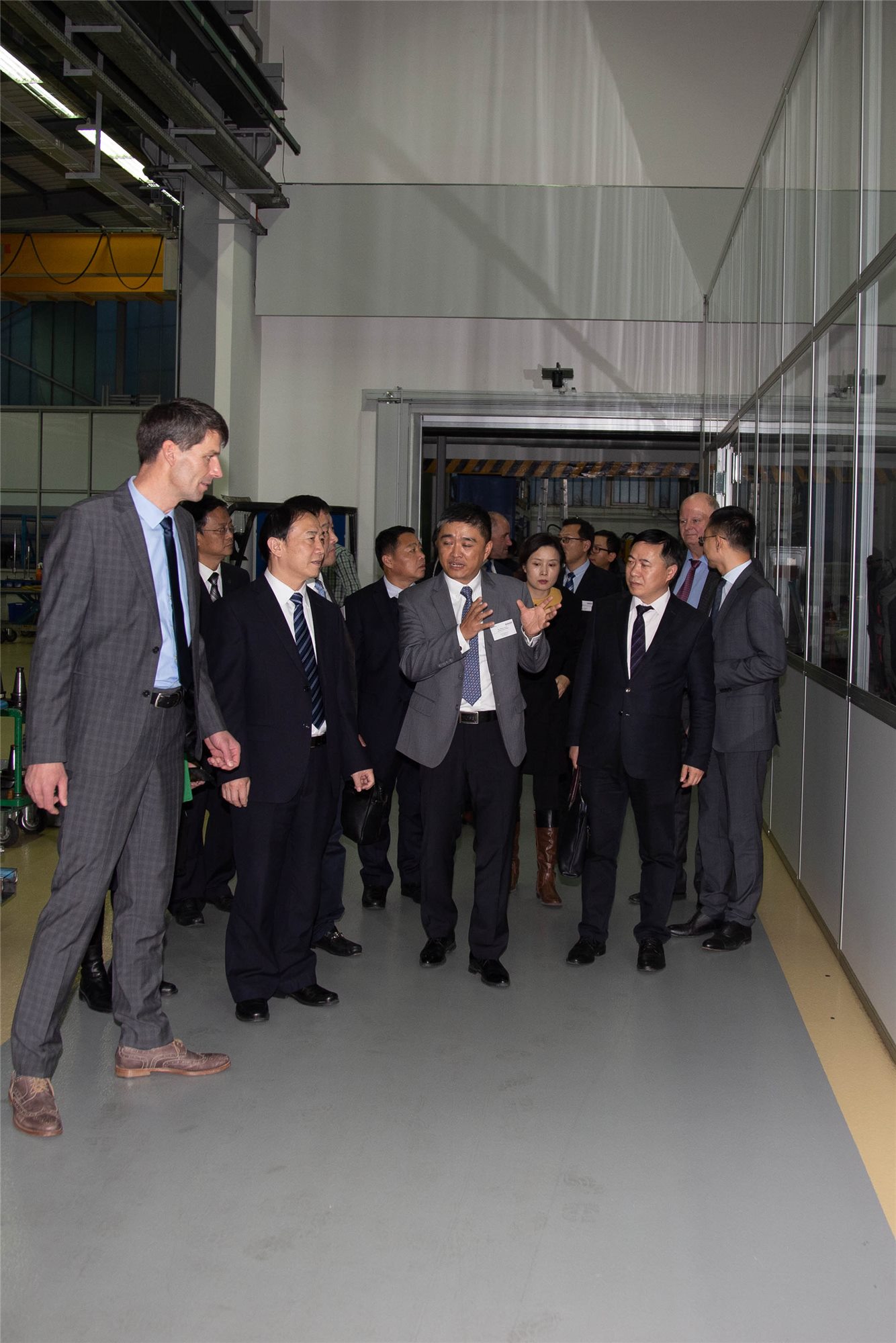 中国客户购买世界最大粉末冶金CNC数控液压压机